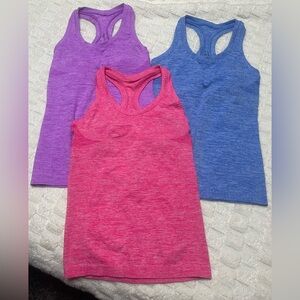 Work out stretchy tanks.